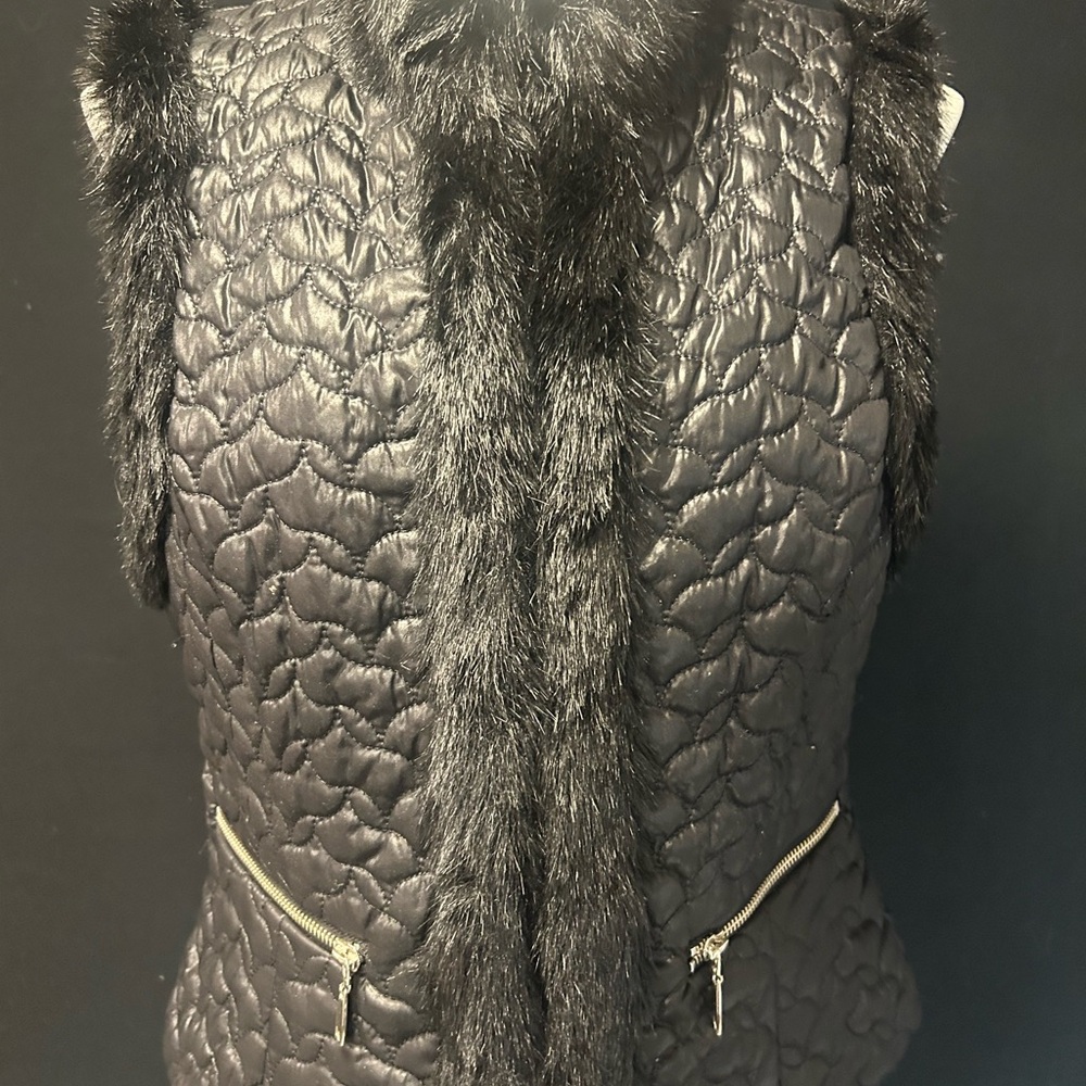 Peter Nygard Black Quilted Vest with Faux Fur Trim - Picture 4 of 9